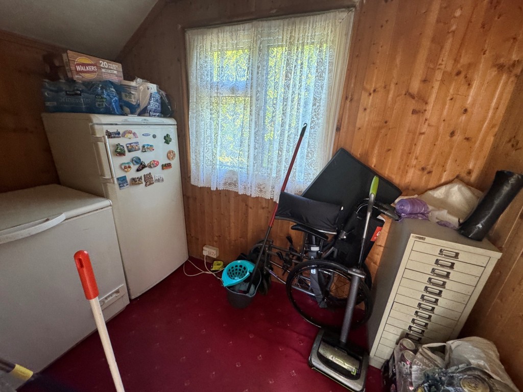 Lot: 137 - THREE-BEDROOM SEMI-DETACHED HOUSE - RESIDENTIAL INVESTMENT - Utility